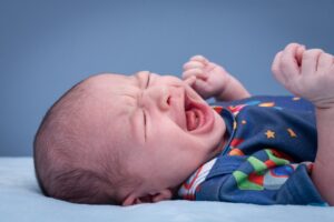 Come far passare le coliche a un neonato: bambino che piange