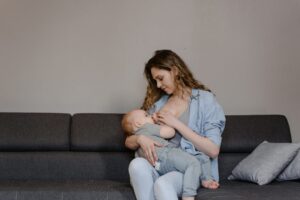 come allattare al seno il neonato: le risposte dell'esperta