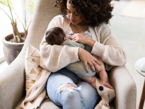 Poco latte materno una mamma allatta il suo neonato.