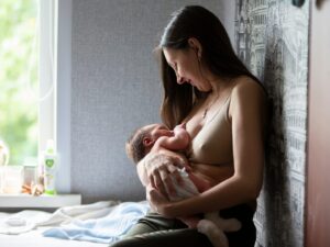Posizioni per allattare: una mamma allatta il suo neonato