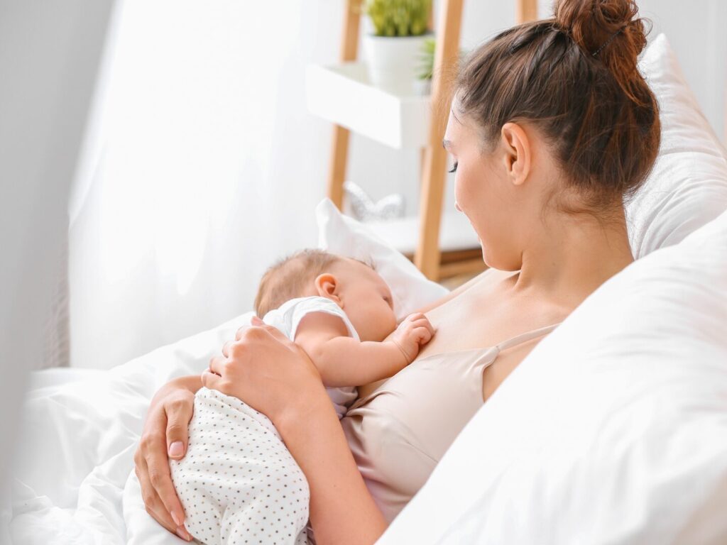 Quanto deve durare la poppata? Una mamma allatta il suo neonato