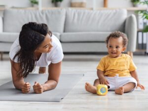 Allattamento e sport: una mamma fa sport affiancata dal suo bambino