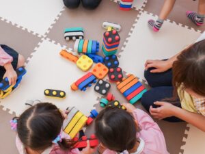 Bambini giocano all'asilo nido
