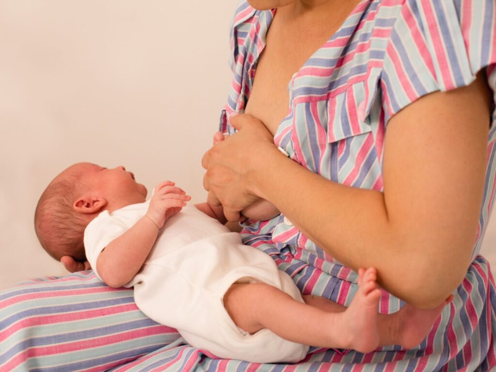 Ingorgo mammario: una mamma allatta il suo neonato