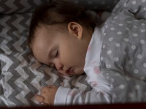 Sindrome da morte in culla: un neonato dorme nel sul lettino