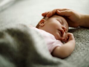 Sonno del neonato: un neonato addormentato