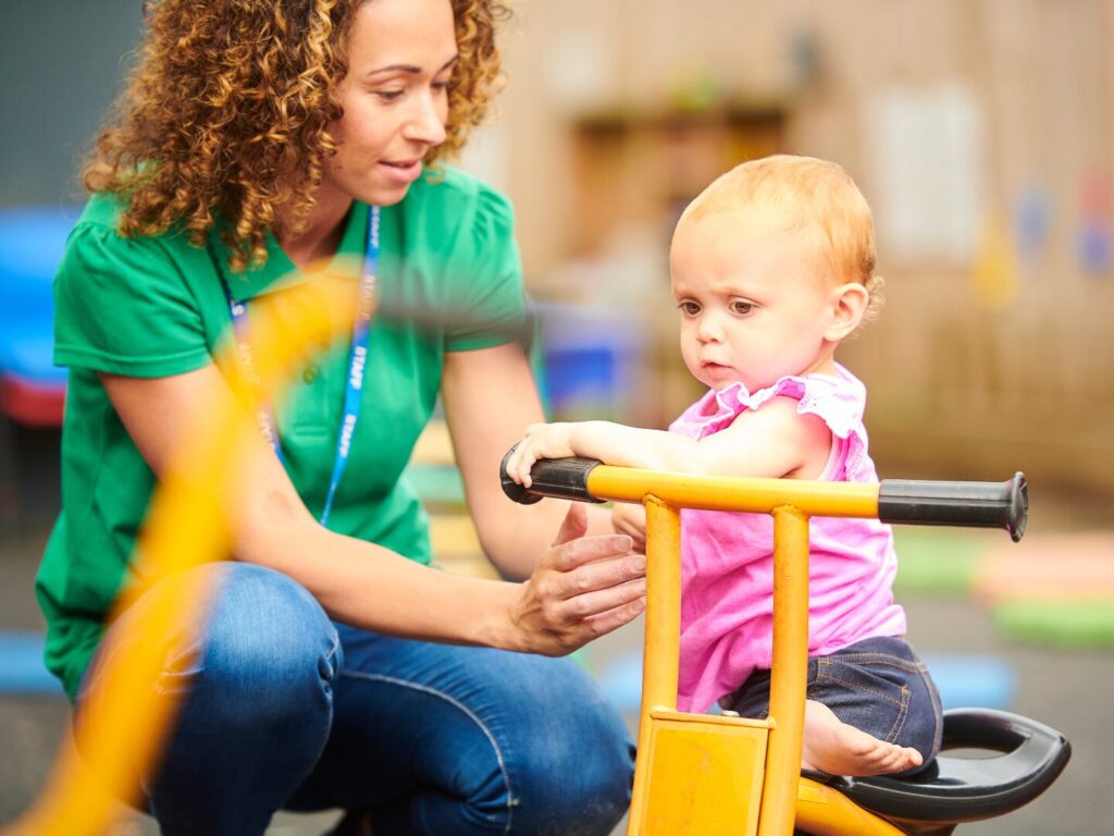 Una bambina all'asilo nido