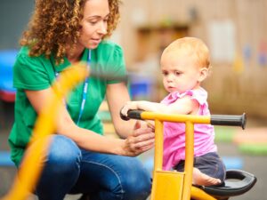 Una bambina all'asilo nido