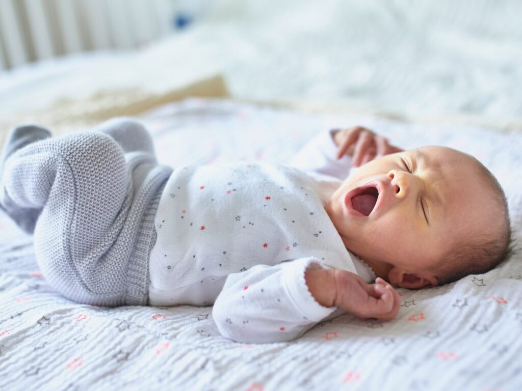 Sonno e svezzamento _ Un bambino sdraiato sul materasso