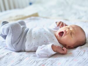 Sonno e svezzamento _ Un bambino sdraiato sul materasso