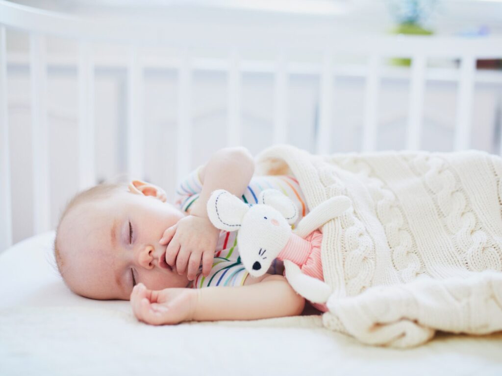 Lettino per neonato: un bambino nel suo lettino