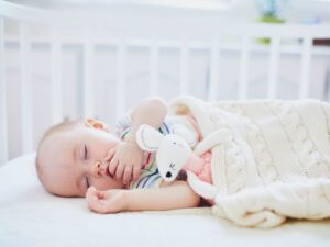 Lettino per neonato: un bambino nel suo lettino